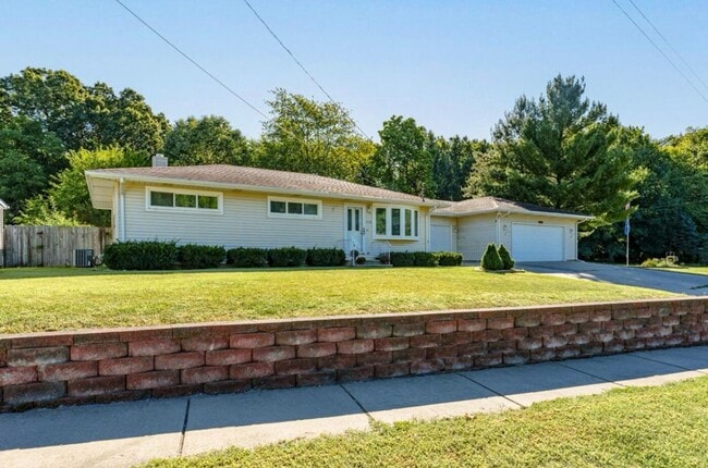 Building Photo - 1735 Forest Dr