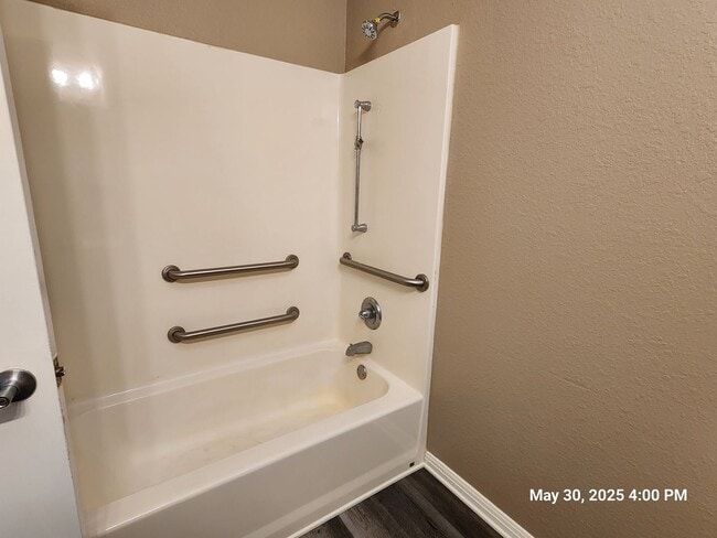 Building Photo - 3 bedroom / 2 bath in 77630. Immediate mov...