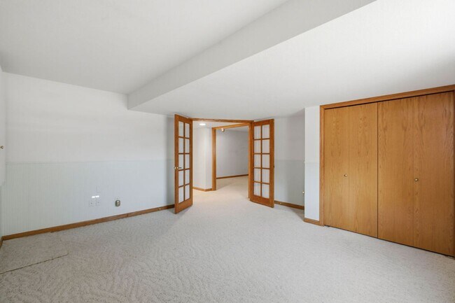 Building Photo - 4 Bedroom 3 Bathroom Duplex in Emerald Glen