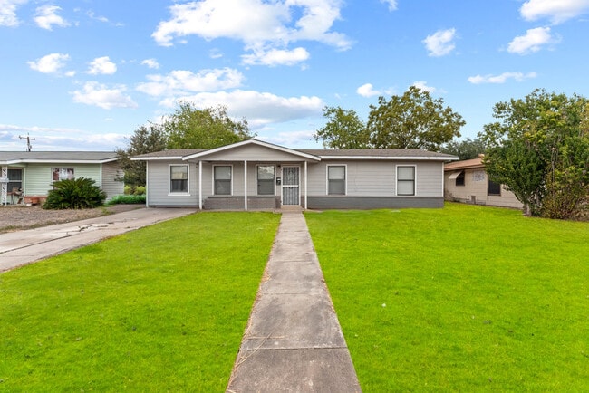 Building Photo - 315 Pool Dr