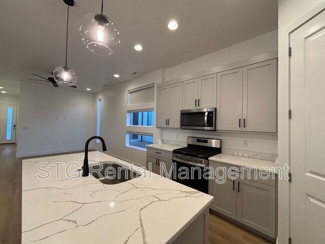 Building Photo - 2916 E Snowberry Dr