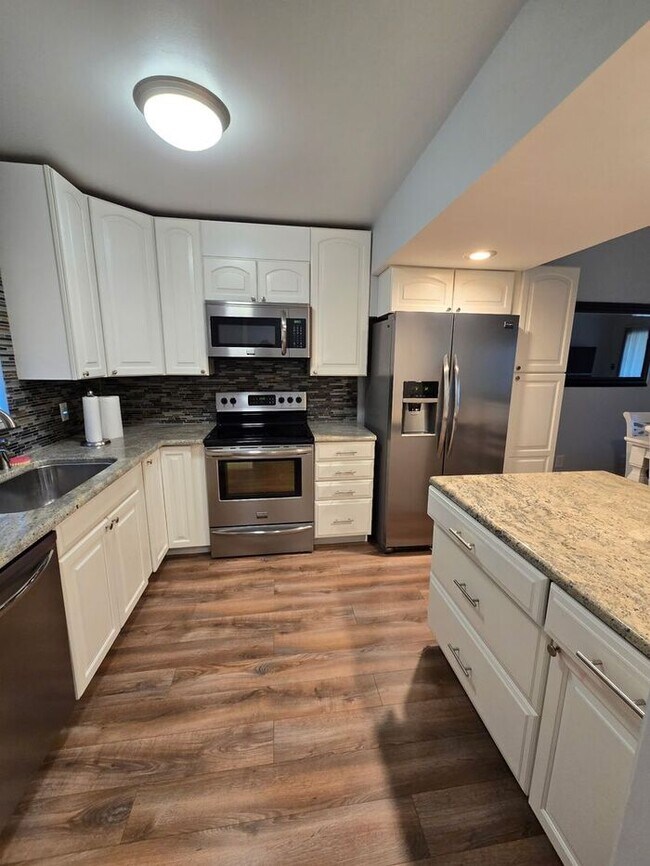 Building Photo - Cozy Condo in Errol Estates