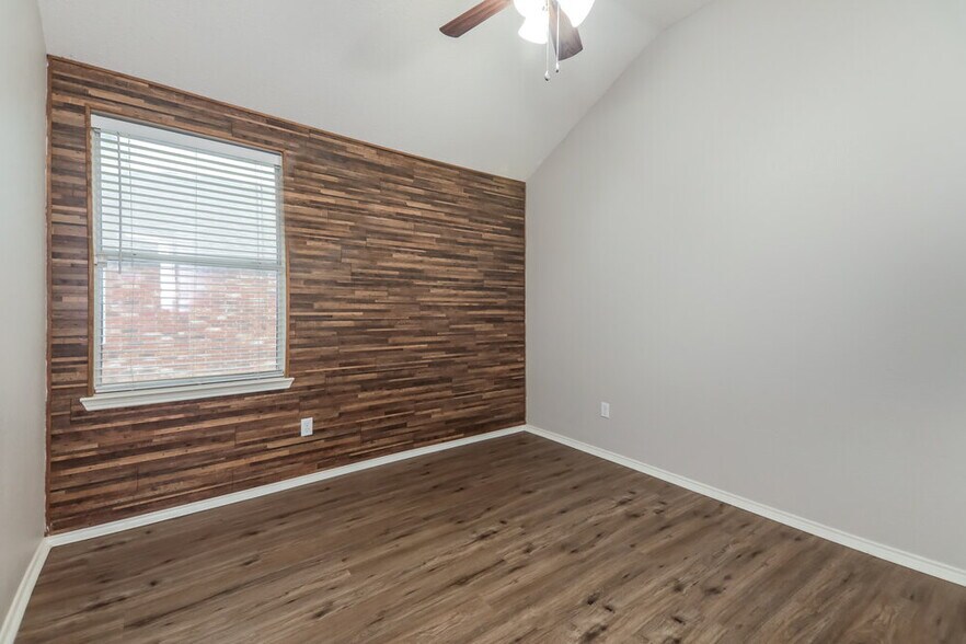 Building Photo - 114 Redbud Dr