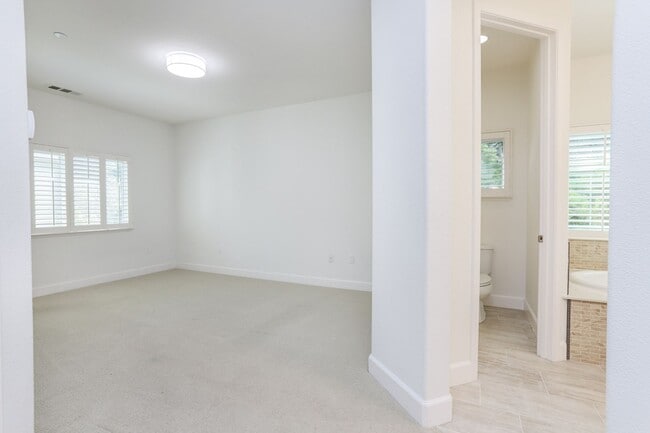 Building Photo - 4 Bed / 3 Bath San Bruno home in highly de...