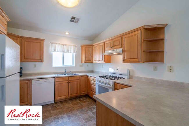 Building Photo - Dog Friendly - 3 Bedroom, 2 Bathroom Prope...