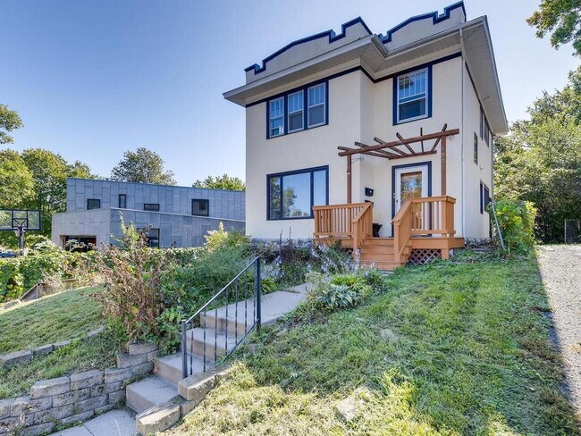 Building Photo - Rare Find: 2BR With Private Rooftop Deck, Bryn Mawr