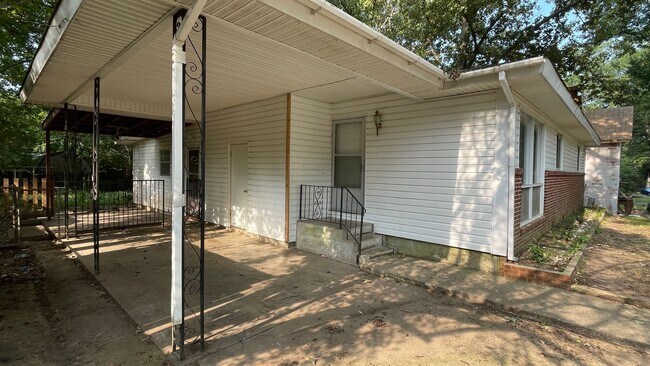 Building Photo - Spacious 4-Bed 2-Bath Home for Rent