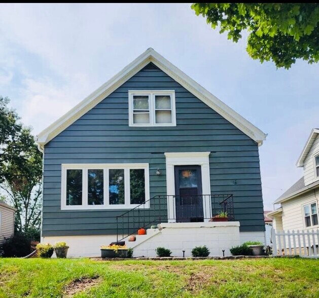 Primary Photo - 2227 S 65th St