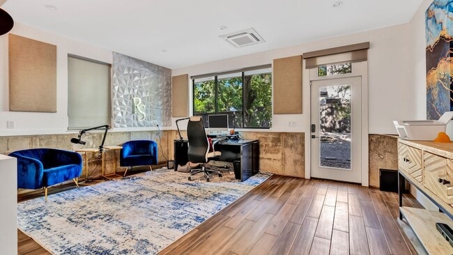 Building Photo - 8635 San Leandro Dr