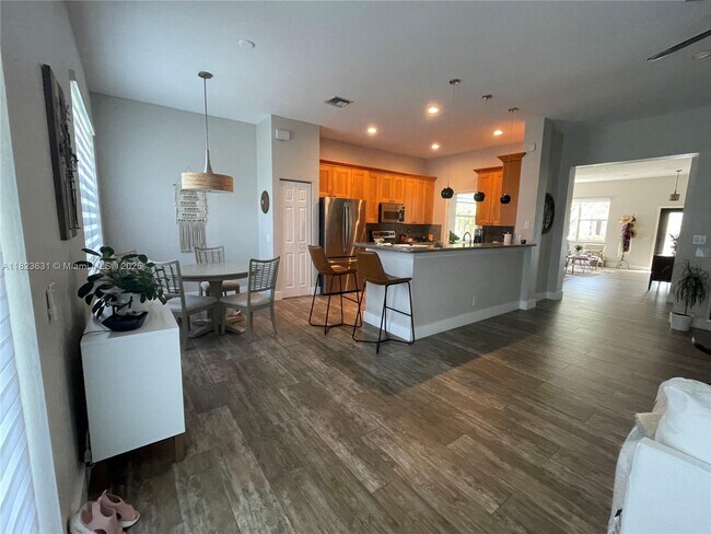 Building Photo - 743 Tulip Cir