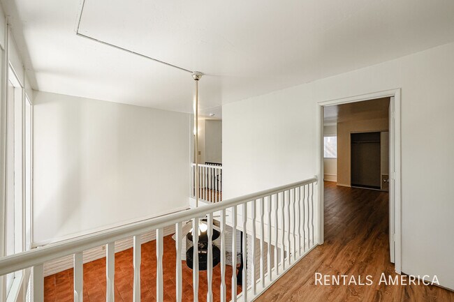 Building Photo - 4824 N Woodmere Fairway