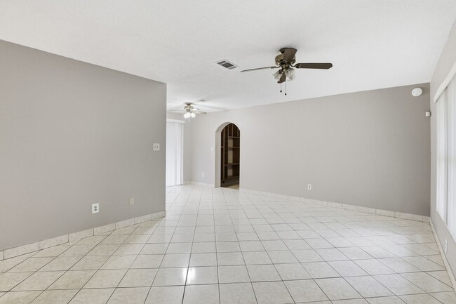 Building Photo - 3 bedroom 2 bath house in Northwood Pines