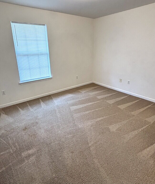Building Photo - "Charming 2-Bedroom Townhouse in Fort Walt...