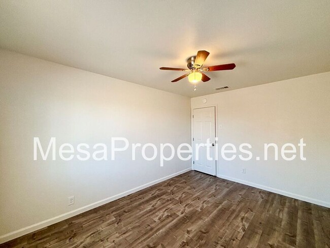 Building Photo - 820 Caliente Dr
