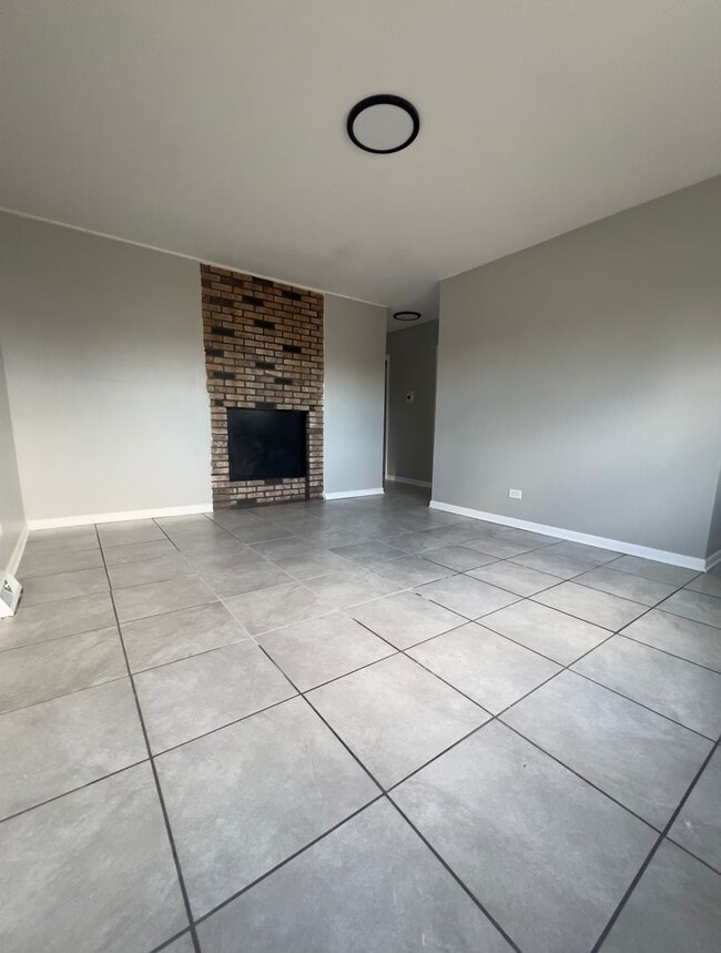 Building Photo - Beautiful and spacious 3 Bedroom 1 Bath House in Calumet City, IL MUST SEE