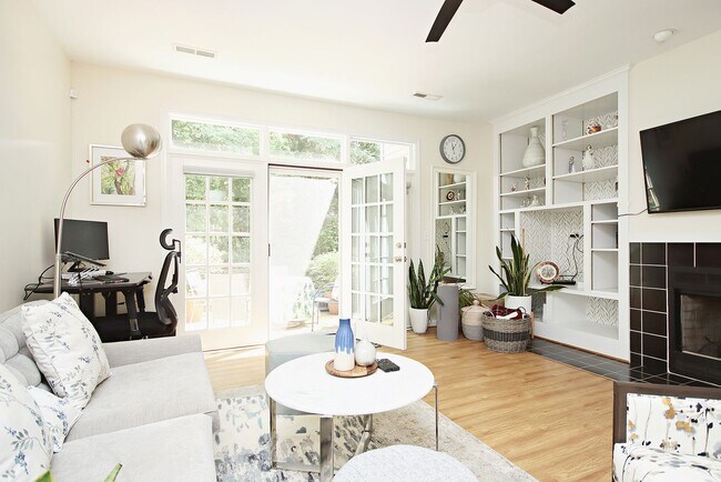 Building Photo - Light-Filled End-Unit Townhome in Forest Lakes North