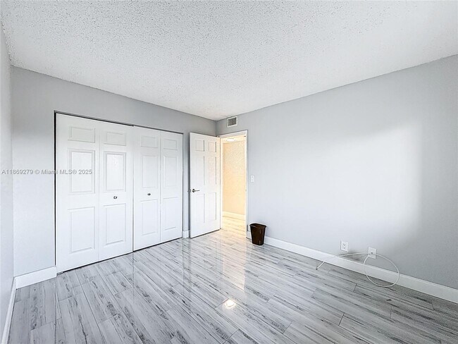 Building Photo - 2228 N Cypress Bend Dr