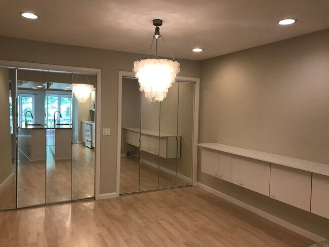 Building Photo - Solon 4 Bedroom Rental