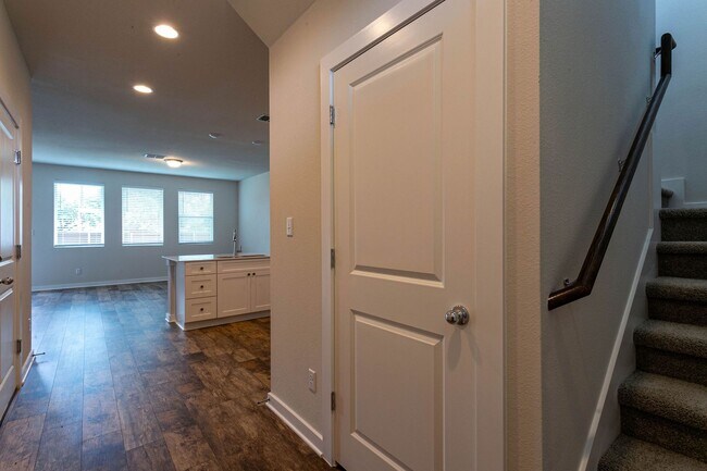Building Photo - Beautiful 3 Bedroom, 3 Bathroom Home in Ro...