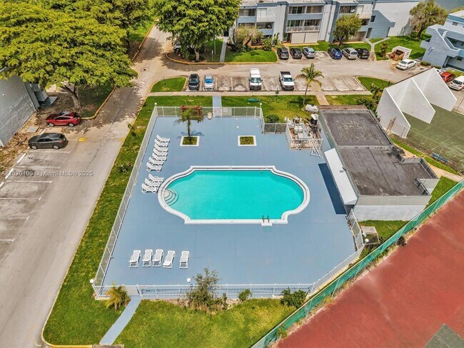 Building Photo - 9367 Fontainebleau Blvd