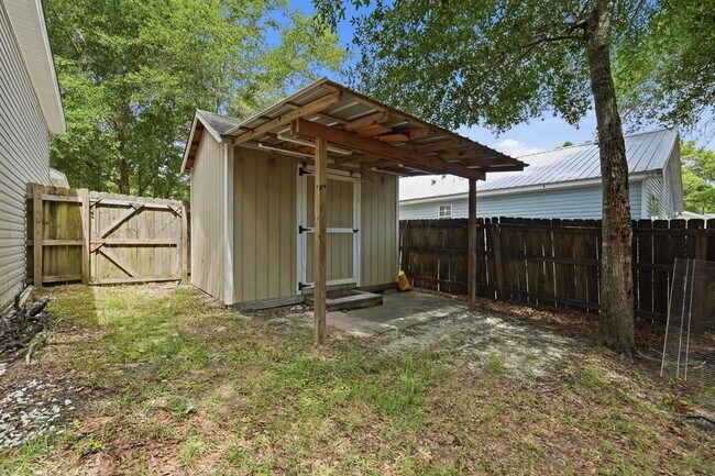 Building Photo - New rental move in ready! 4 bedrooms | 2 bathooms