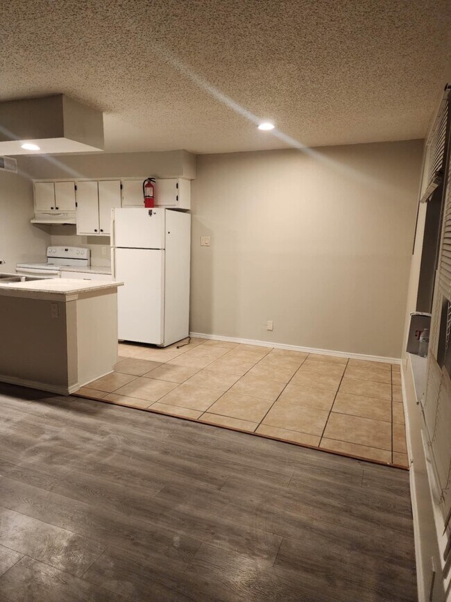 Building Photo - 924 San Pedro Dr SE