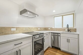 Building Photo - 125 NE Shaver St