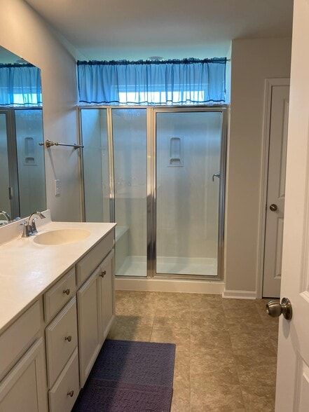 Master Bath - 9824 English Elm St