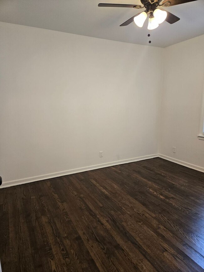 Building Photo - 3 bedroom 1 bath ranch home on a quiet dea...