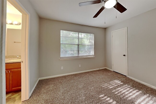 Building Photo - 14922 Spring Lake Dr
