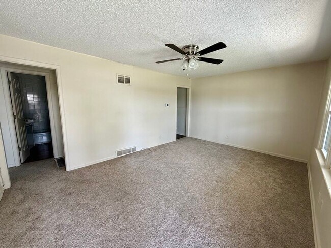 Building Photo - $1100 - 2 bed 1 bath - Single Family Home