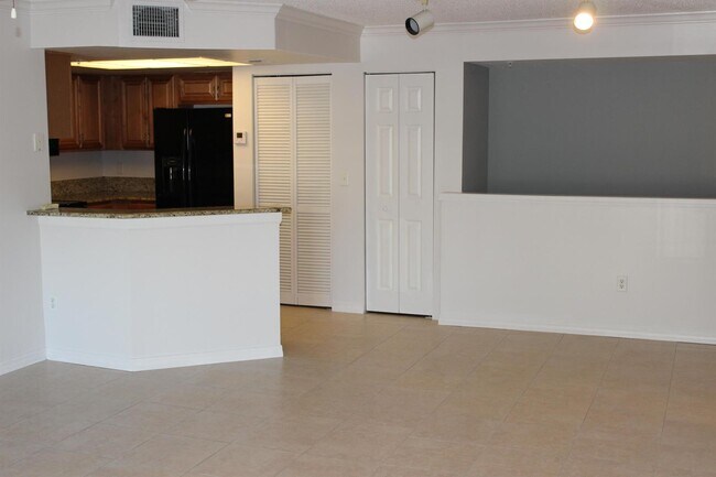 Building Photo - 1700 Crestwood Ct S