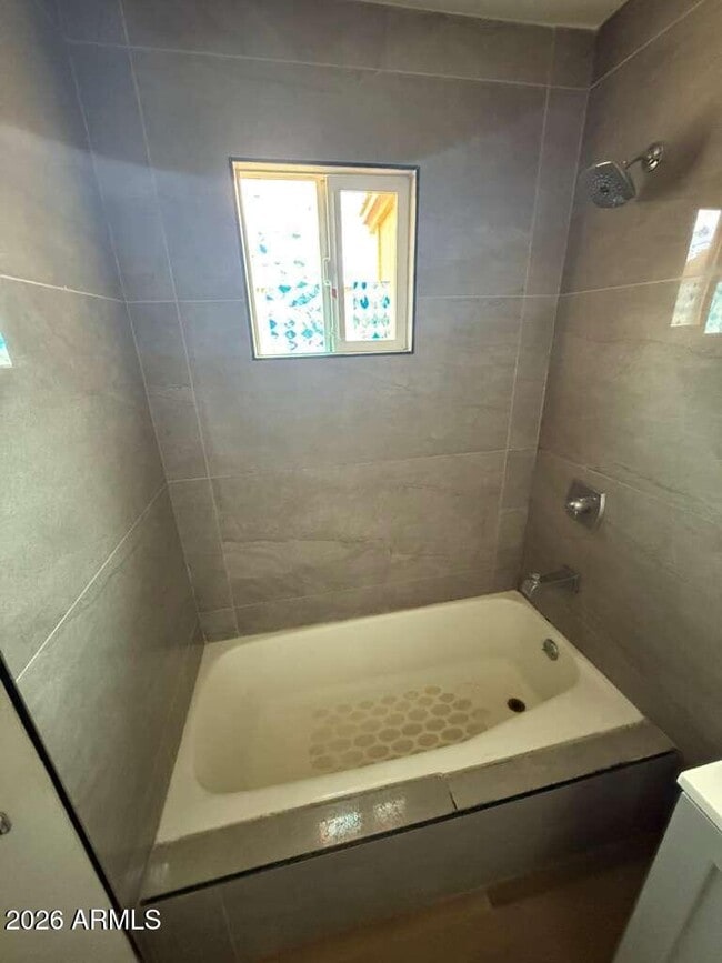 Building Photo - 1258 E 15th St