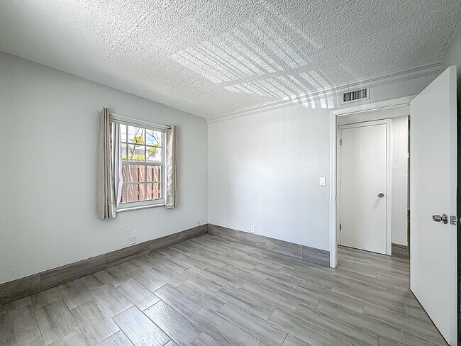 Building Photo - 337 Kenilworth Blvd