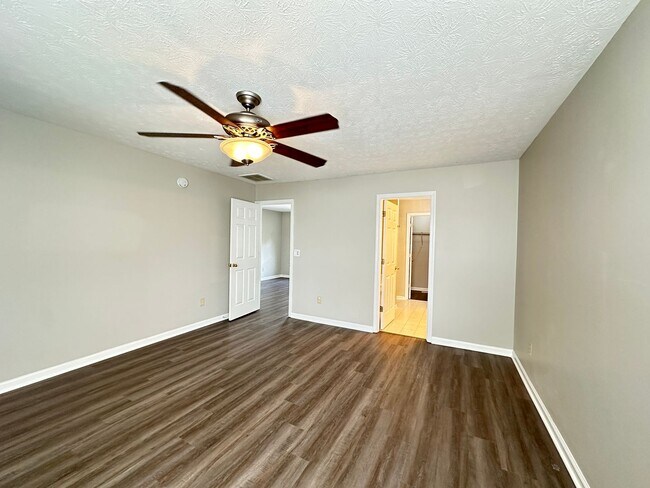 Building Photo - Beautiful 3 BR, 2.5 Bath House in Georgetown! Open Layout, Fenced Backyard, Attached Garage