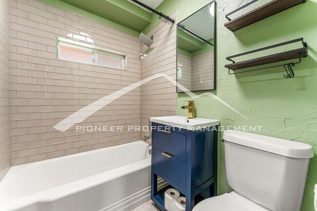 Building Photo - Charming single family home with fully fenced yard