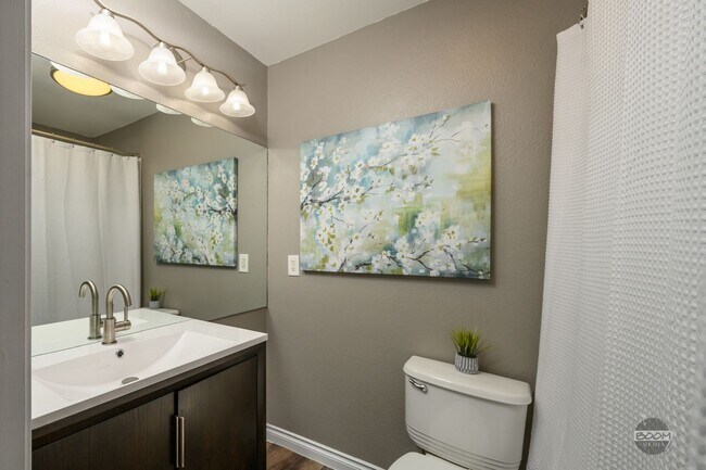 Building Photo - MUST SEE! | 4 BEDROOM 2.5 BATHROOM HOUSE |...