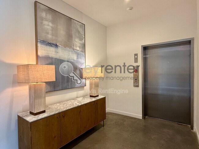 Building Photo - 411 Fairpoint St
