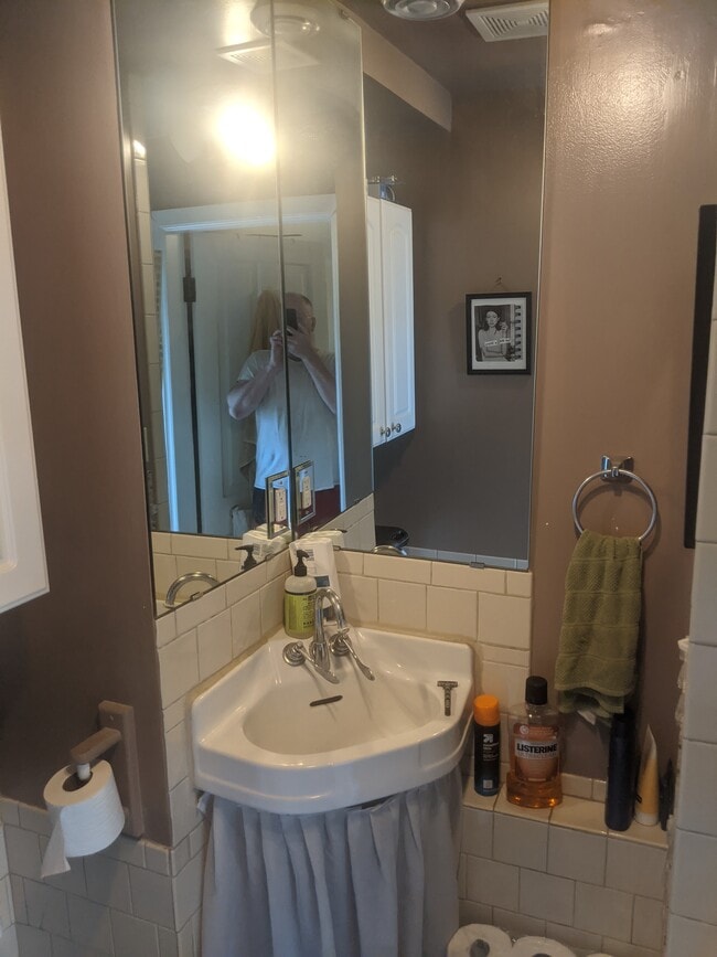 Building Photo - 2303 Pierce St NE