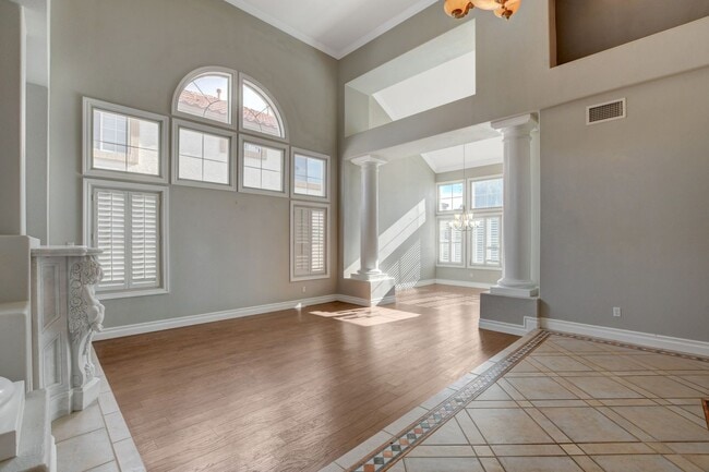 Building Photo - COMING SOON!! $1000 off 1st months Rent Guard-Gated Golf Course Living on the 14th Green!