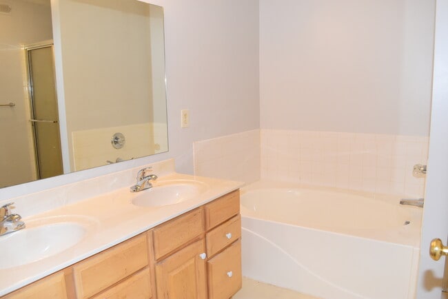 Building Photo - 5612 Baywatch Way