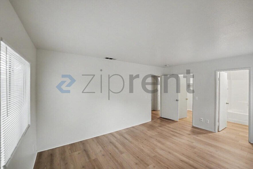 Building Photo - Unit