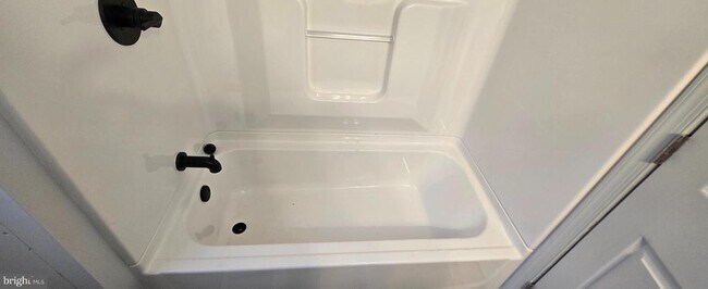 Building Photo - 1040 Chestnut Rd