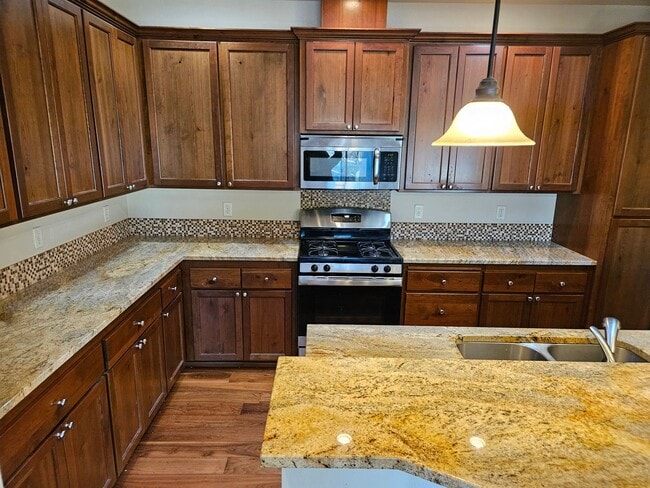 Building Photo - 3Bd/2Ba Two story townhouse - Available soon!