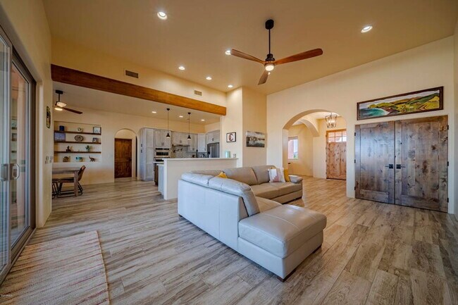 Building Photo - 335 Latigo Way