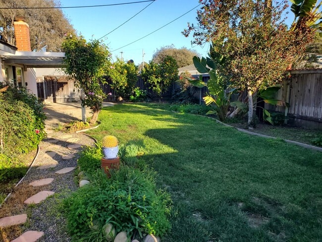 Building Photo - Wonderful Mid Century Home available for lease