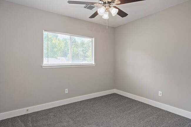 Building Photo - 18178 Woodsdale Ct