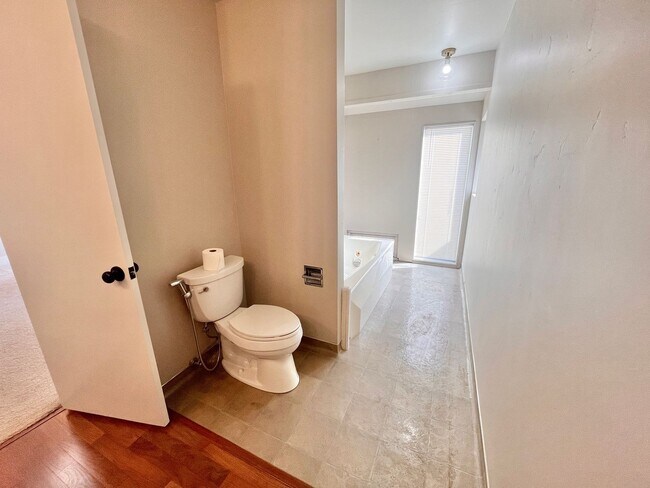 Building Photo - Newly Remodeled & Full of Character!