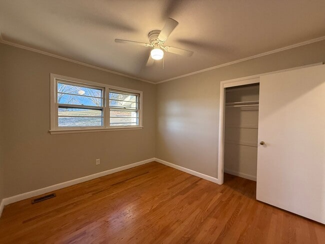 Building Photo - 3 Bedroom 1 Bathroom Home located in Greeneville, TN