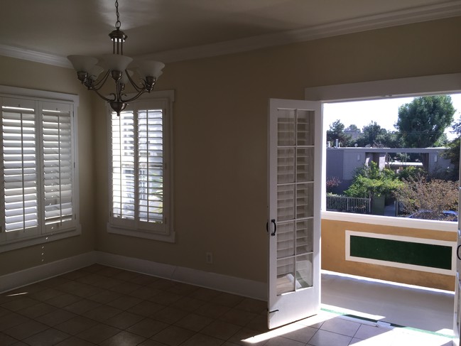 Living room with windows and balcony - 261 Parke St